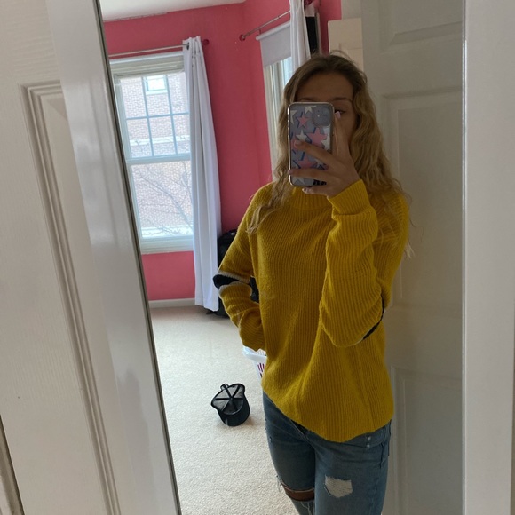 Yellow mock neck sweater - Picture 4 of 4